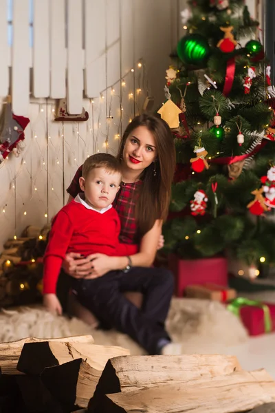 Schwester und kleiner Bruder vor dem Weihnachtsbaum — Stockfoto