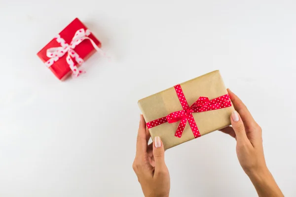 Primer plano de las manos dando regalos en Navidad — Foto de Stock