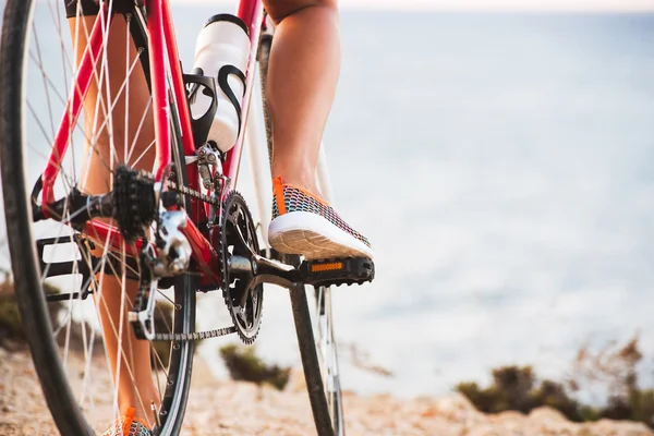 Close-up van de fietser de benen van de vrouw fiets rijden op buiten trail — Stockfoto