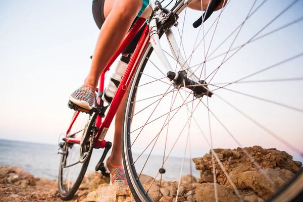 Close-up van de fietser de benen van de vrouw fiets rijden op buiten trail — Stockfoto