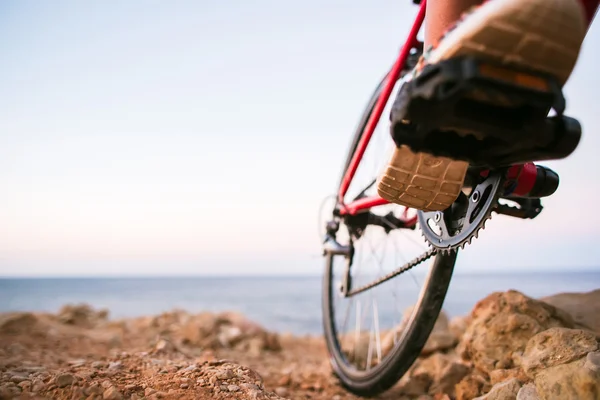 Close-up van de fietser de benen van de vrouw fiets rijden op buiten trail — Stockfoto