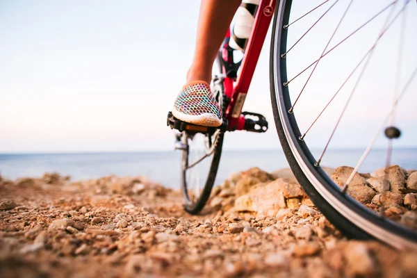 Close-up van de fietser de benen van de vrouw fiets rijden op buiten trail — Stockfoto