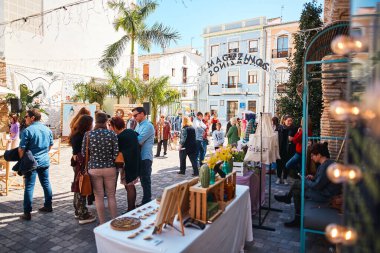 Denia, İspanya - 8 Mart 2020 Els Magazinos, Denia City. Pazar meydanında bir sürü insan var.