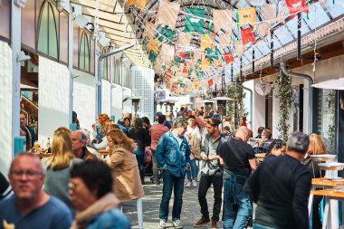 Denia, İspanya - 8 Mart 2020 Els Magazinos, Denia. Kalabalık bir teras.