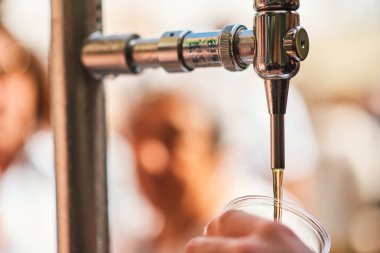 Barmen bardağa bira doldurur.