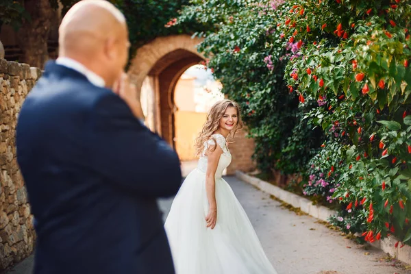 Noivo Está Assistindo Admirando Sua Bela Noiva Para Usar Vestido — Fotografia de Stock