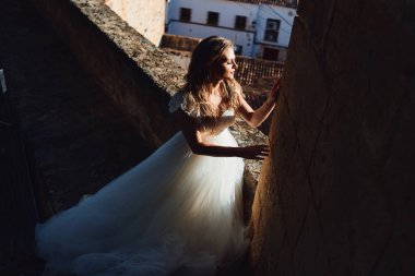 Güzel gelin pozu yana bakıyor. Güzel ışık ve gölge