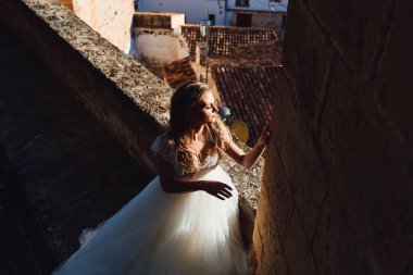 Güzel gelin pozu yana bakıyor. Güzel ışık ve gölge