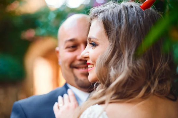 Tutup Potret Pasangan Pengantin Baru Yang Tersenyum Latar Belakang Semak — Stok Foto