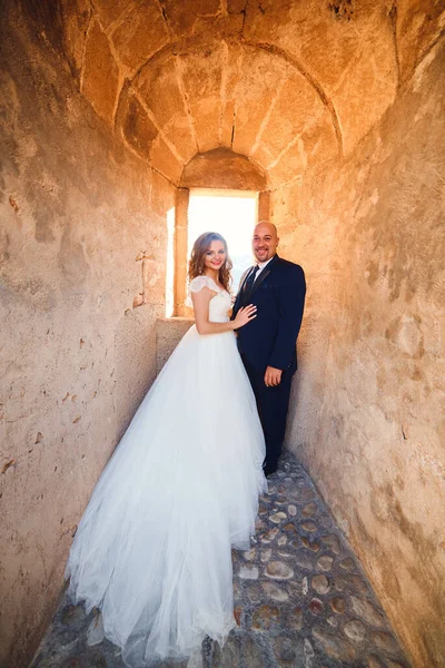 Nowożeńcy Uśmiechają Się Tle Okna Zamku Szeroki Kąt — Zdjęcie stockowe
