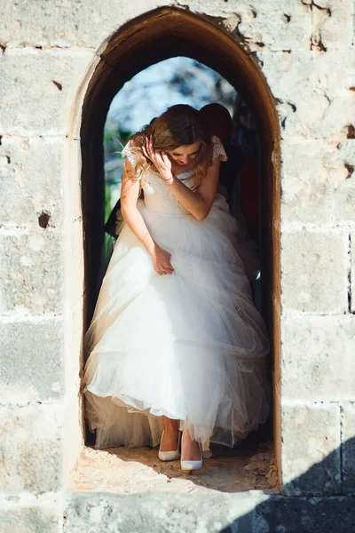 Bruid Gaat Door Een Kleine Deur Het Kasteel — Stockfoto