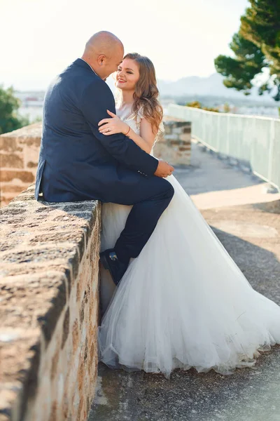 Portret Van Een Mooie Bruid Bruidegom Een Prachtige Achtergrond — Stockfoto