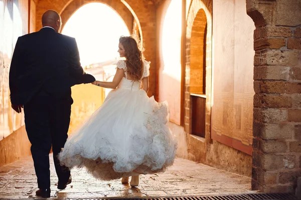 Los Recién Casados Van Tomados Mano Contra Fondo Del Arco — Foto de Stock