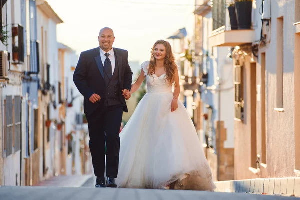 Recém Casados Caminham Pelas Ruas Cidade Velha — Fotografia de Stock