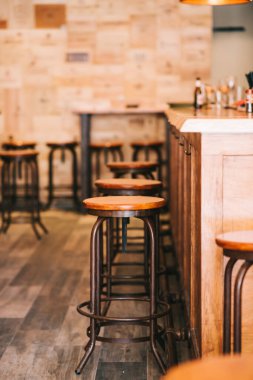 Bardaki güzel bar tabureleri.