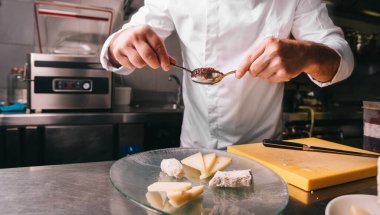 Restorandaki şef garnitür peynir tabağında