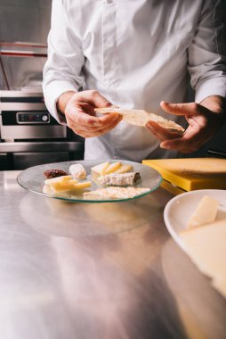 Restorandaki şef garnitür peynir tabağında