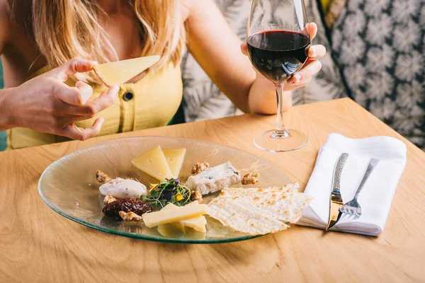 Plato Con Queso Chica Sosteniendo Vino Tinto Cristal Fondo Deliciosa — Foto de Stock