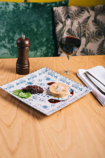 Pato Foie Gras Con Salsa Una Mesa Madera Una Copa — Foto de Stock