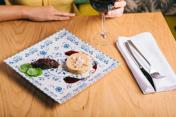 Pato Foie Gras Plato Con Salsa Una Mesa Madera Una — Foto de Stock