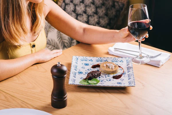 Pato Foie Gras Plato Con Salsa Una Mesa Madera Una — Foto de Stock