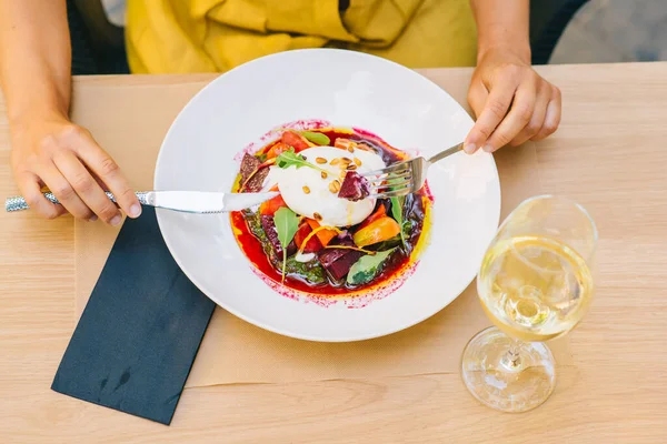 Mujer Comiendo Ensalada Saludable Con Queso Burrata Rúcula Ensalada Remolacha — Foto de Stock