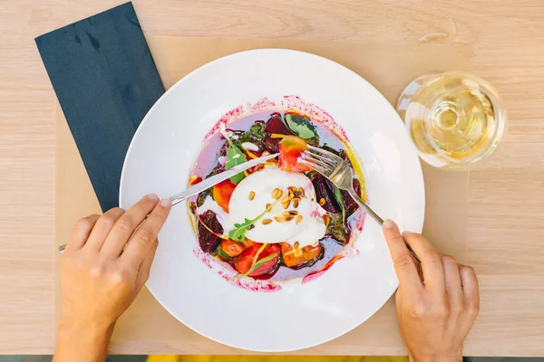 Mujer Comiendo Ensalada Saludable Con Queso Burrata Rúcula Ensalada Remolacha — Foto de Stock