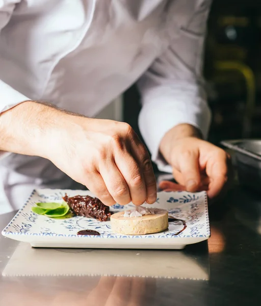 Chef Kok Versiert Een Bord Foie Gras Rechtenvrije Stockfoto's