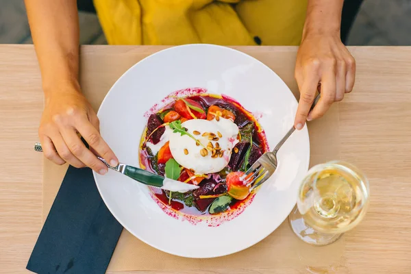 Mujer Comiendo Ensalada Saludable Con Queso Burrata Rúcula Ensalada Remolacha Fotos De Stock