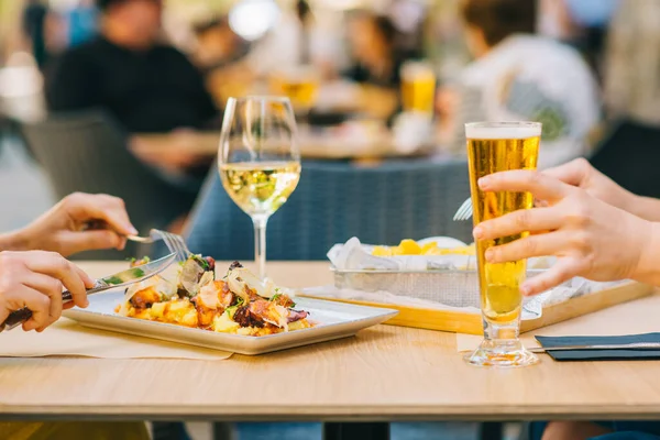 Mujeres Jóvenes Con Cerveza Vino Comida Terraza Dos Chicas Almorzando — Foto de Stock