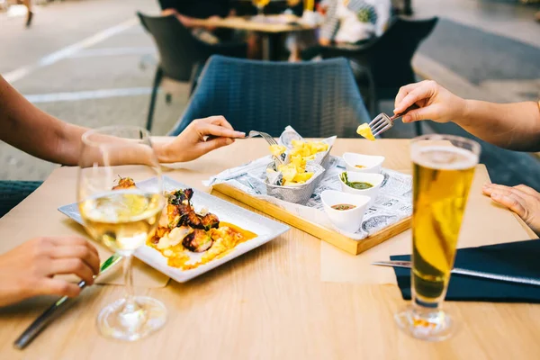 Vaso Cerveza Vino Mesa Comiendo Comida Terraza Dos Chicas Almorzando — Foto de Stock