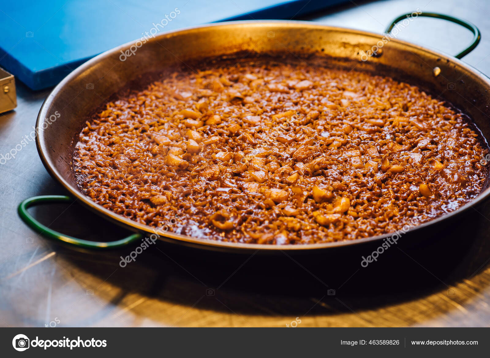 https://st2.depositphotos.com/7474240/46358/i/1600/depositphotos_463589826-stock-photo-cooking-paella-large-pot-spanish.jpg
