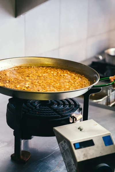 Cocinar Paella Una Estufa Gas Especial Comida Española Fotos De Stock Sin Royalties Gratis