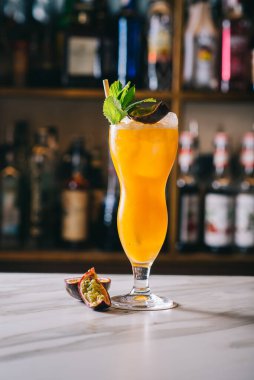 Meyve kokteyli, barın üstünde.