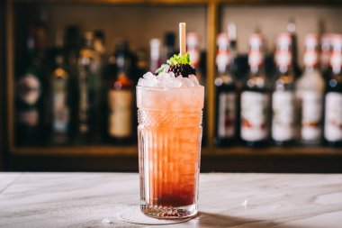 Meyve kokteyli, barın üstünde.