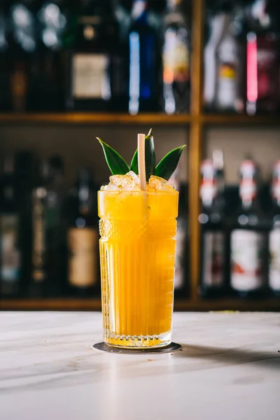 Rozemarijn Cocktail Gouden Rum Rozemarijn Vruchtensappen Siroop — Stockfoto