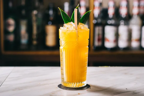 Rozemarijn Cocktail Gouden Rum Rozemarijn Vruchtensappen Siroop — Stockfoto