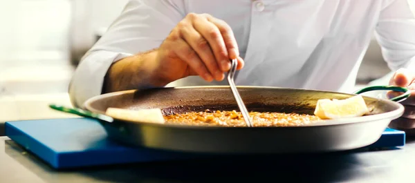 Koken Van Paella Chef Controleert Gereedheid Met Pincet Spaans Eten Rechtenvrije Stockafbeeldingen