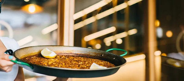 Camarero Sosteniendo Una Paella Cerca Comida Española Imágenes De Stock Sin Royalties Gratis