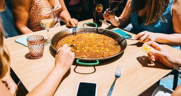 Hora Comer Paella Varias Manos Con Cubiertos Comienzan Comer Paella Imagen De Stock