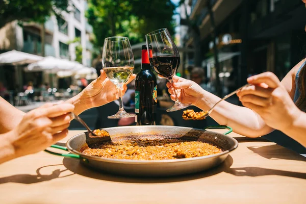 Dos Chicas Sosteniendo Bebidas Vino Comienzan Comer Paella Con Mariscos Fotos De Stock Sin Royalties Gratis