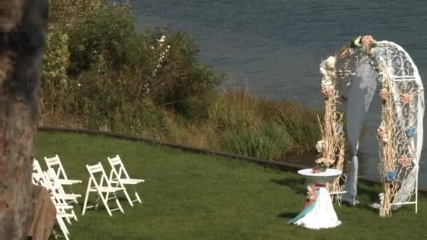 Zomer bezoeken ceremonie in de rivier. — Stockvideo