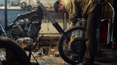 Otomatik mekanik atölyesine özel motosiklet toplanır.