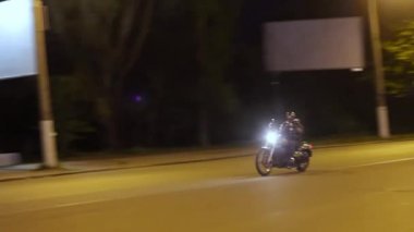 Gece ıssız sokakta özel bir motosiklet motosiklet sürmek.