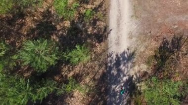 Kadın bir orman yolu çalışır.