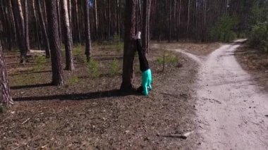 Olgun kadın ormanda Yoga uygulamak.