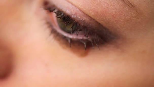 Close-up of girls tearful eye. Smudge the ink on the face. — Stock Video