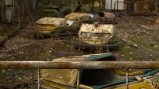 Pista de corrida abandonada no parque de diversões em Pripyat . — Vídeo de Stock