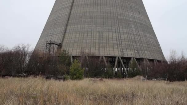 Incompiuto e abbandonato il reattore di raffreddamento della centrale nucleare di Chernobyl . — Video Stock