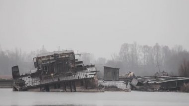 Chernobyl dışlama bölgesi gemilerle batık su.